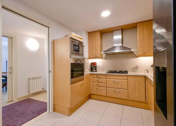 דירה For 6, Spacious And Bright In Bonanova ברצלונה
