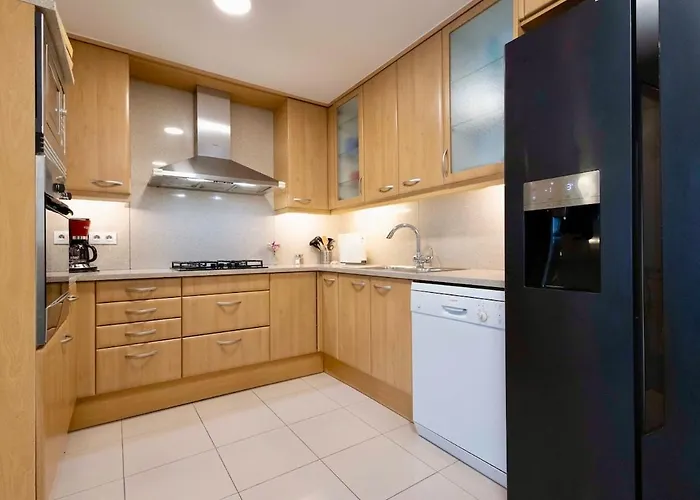 For 6, Spacious And Bright In Bonanova ברצלונה